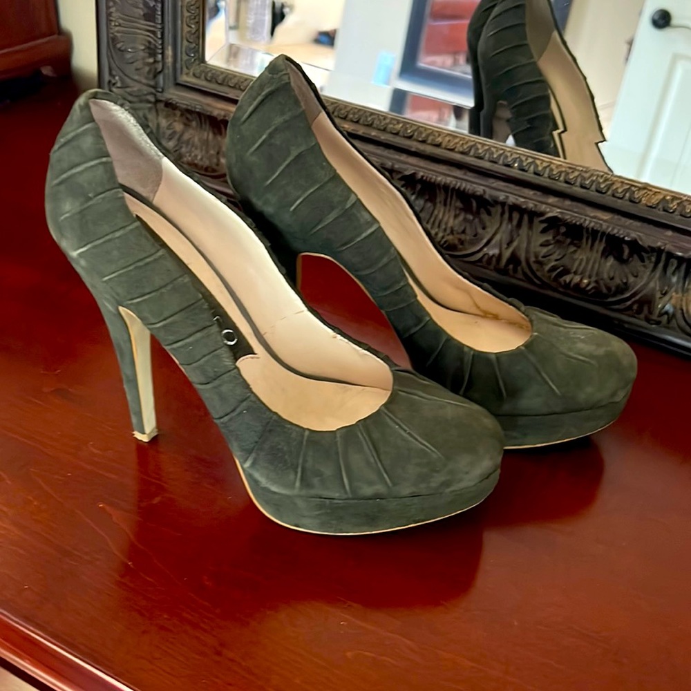 Sold Boutique 9 platform velvet green 5inch heel
